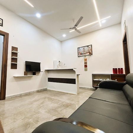Shree Stay Inn Luxe' Holiday Home اوجاين المظهر الخارجي الصورة