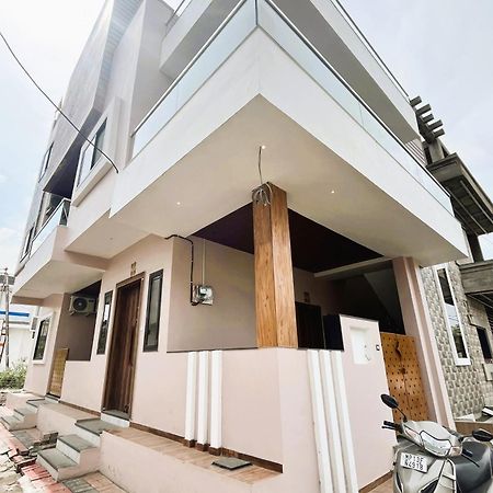 Shree Stay Inn Luxe' Holiday Home اوجاين المظهر الخارجي الصورة