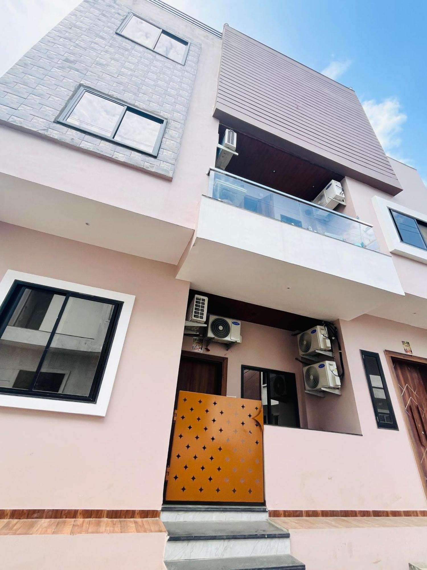 Shree Stay Inn Luxe' Holiday Home اوجاين المظهر الخارجي الصورة