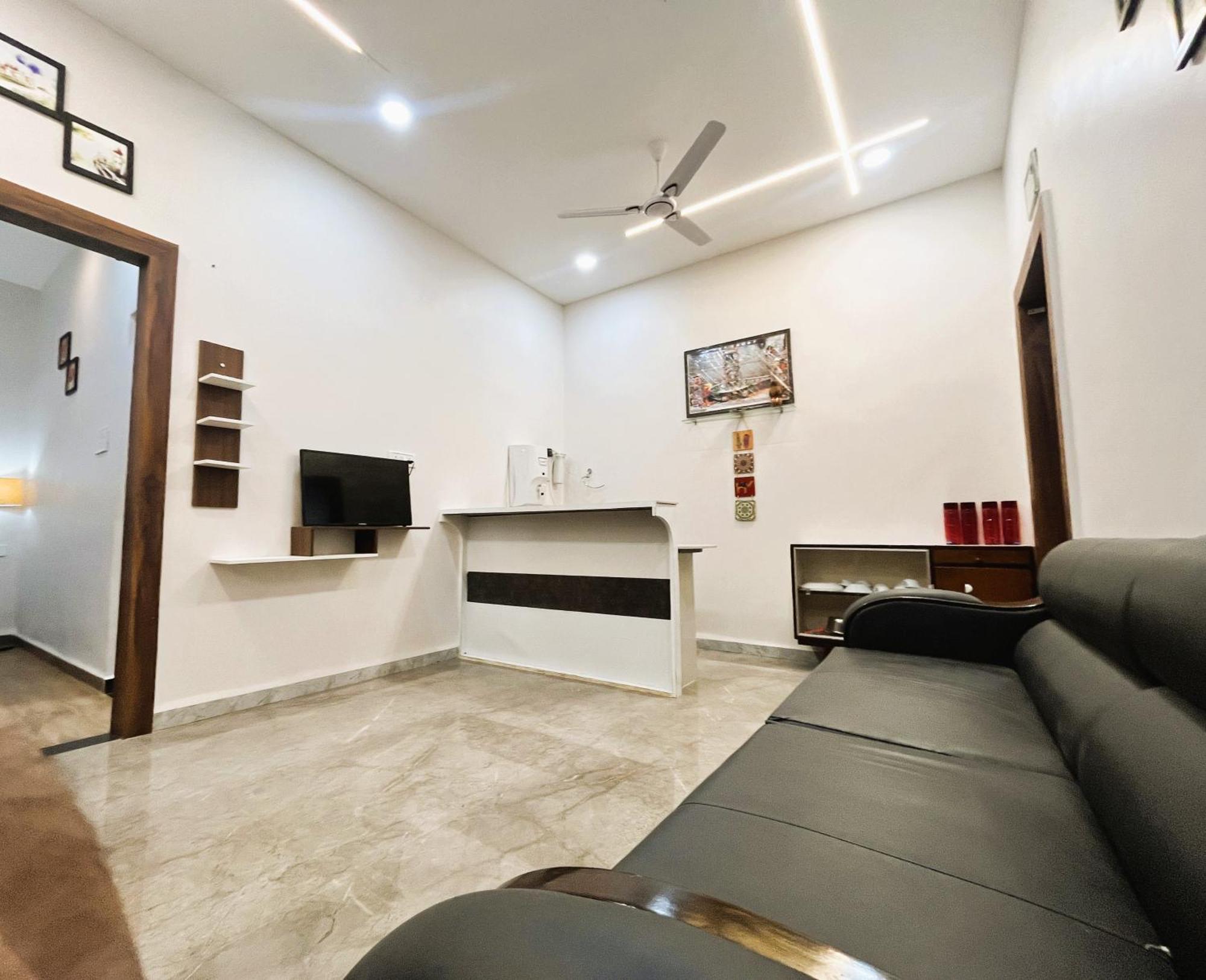 Shree Stay Inn Luxe' Holiday Home اوجاين المظهر الخارجي الصورة