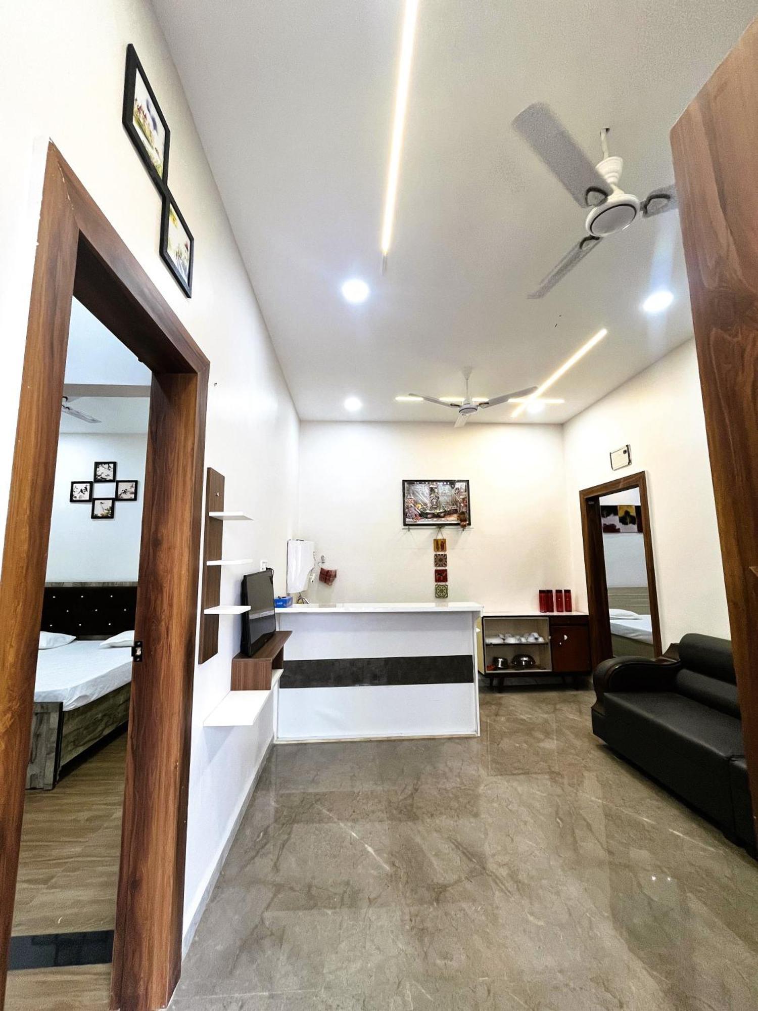 Shree Stay Inn Luxe' Holiday Home اوجاين المظهر الخارجي الصورة