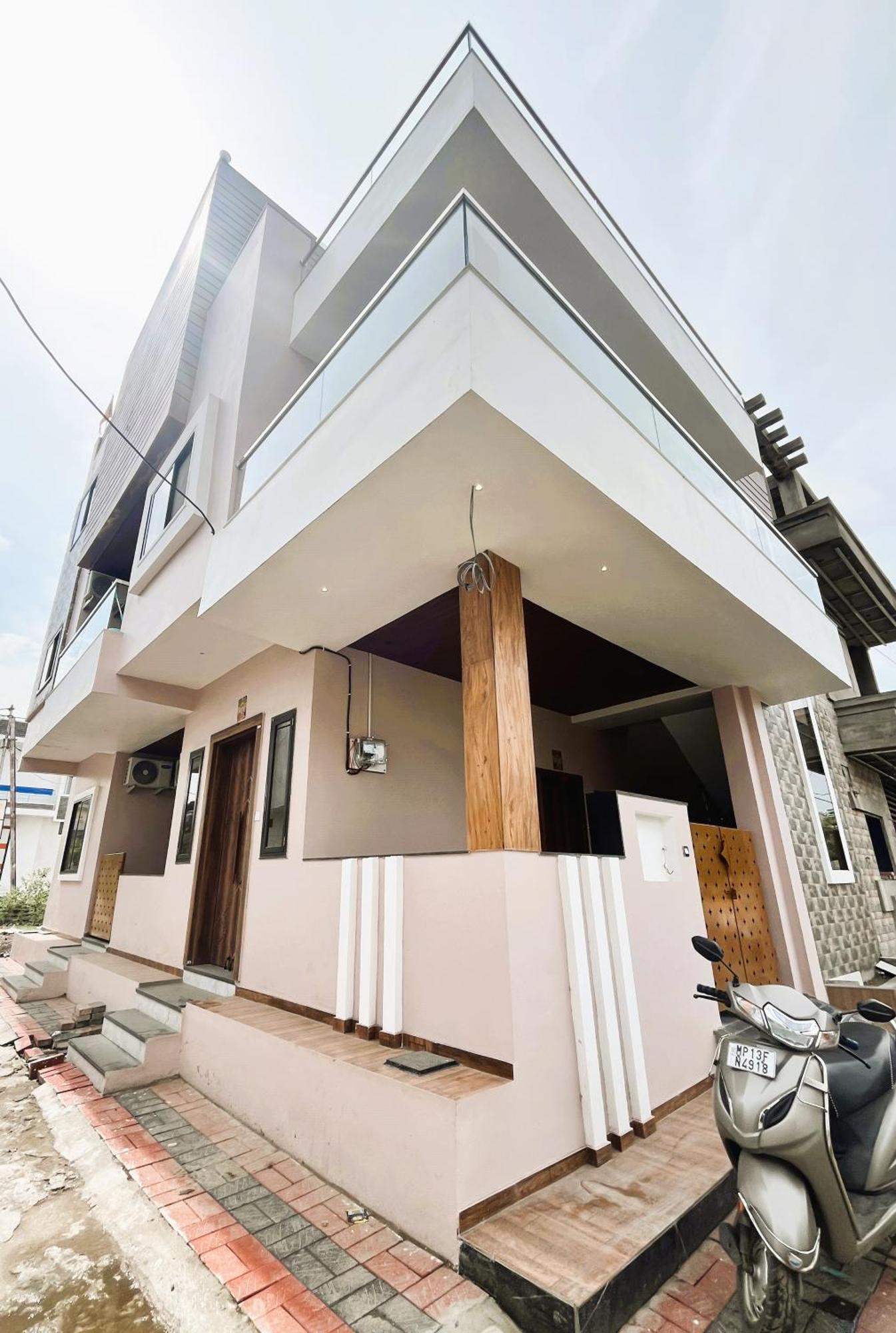 Shree Stay Inn Luxe' Holiday Home اوجاين المظهر الخارجي الصورة